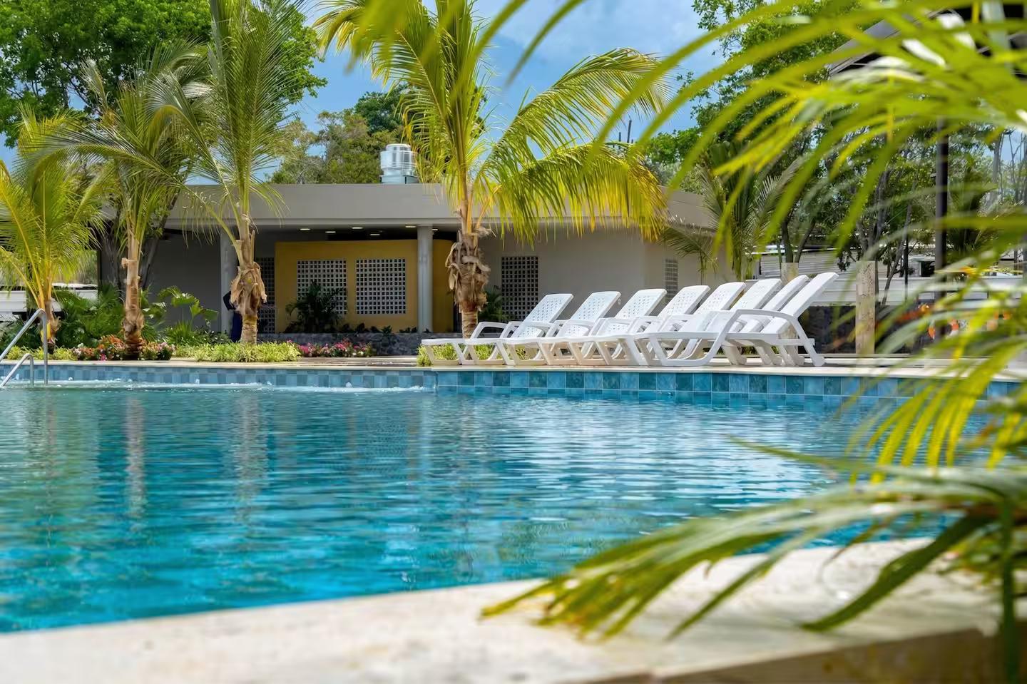 Zona de piscinas y sillas del Complejo Santa Marina, Don Jaca, Santa Marta